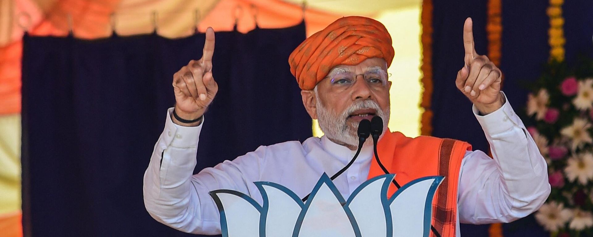 India's prime minister Narendra Modi (C) addresses a gathering during a Bhartiya Janata Party (BJP) rally ahead of Gujarat state elections at Dehgam, some 40 kms from Ahmedabad on November 24, 2022. India's prime minister Narendra Modi (C) addresses a gathering during a Bhartiya Janata Party (BJP) rally ahead of Gujarat state elections at Dehgam, some 40 kms from Ahmedabad on November 24, 2022. - Sputnik International, 1920, 26.11.2022