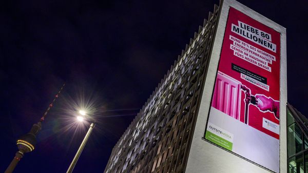 A giant billboard urging Germany's population to bring down energy consumption by lowering temperatures at home is seen on a building near the TV Tower in Berlin on November 7, 2022 - Sputnik International