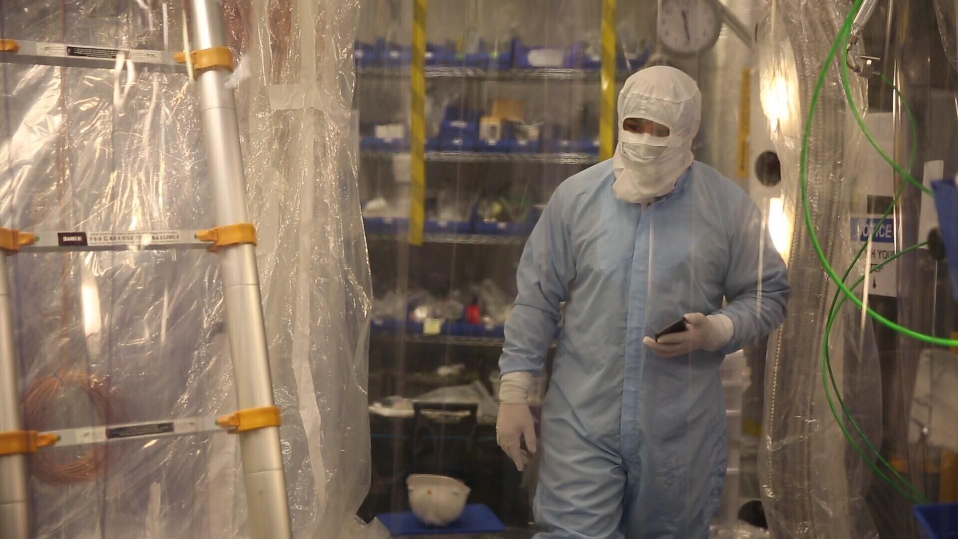 A lab worker wearing a full-body suit to avoid contaminating the dark matter detector works in the Sanford Underground Research Facility in Lead. - Sputnik International, 1920, 27.11.2022