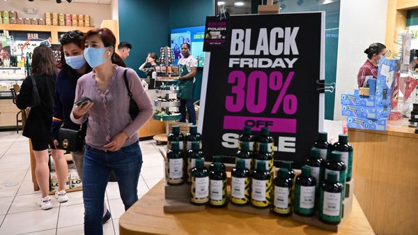 People shop during Black Friday in Santa Anita within the city of Arcadia, California - Sputnik International