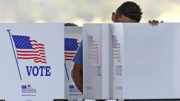 Voters cast their ballots for the midterm elections at a polling station in Kissimmee, Florida on November 8, 2022.  - Sputnik International