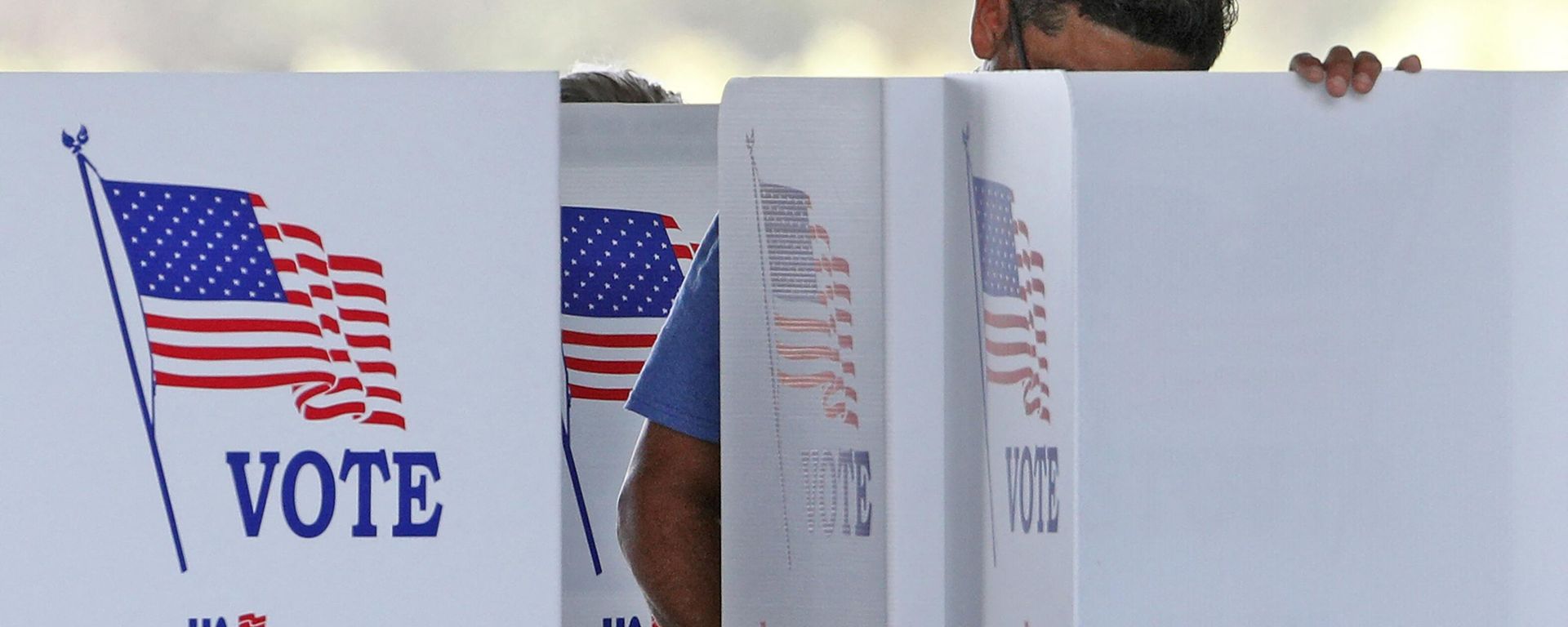 Voters cast their ballots for the midterm elections at a polling station in Kissimmee, Florida on November 8, 2022.  - Sputnik International, 1920, 27.11.2022