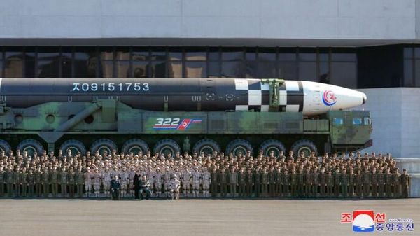 Kim Jong-un and scientists and military staff responsible for the development of the Hwasong-17 ICBM pose for a photo shoot. Sunday November 27, 2022. - Sputnik International