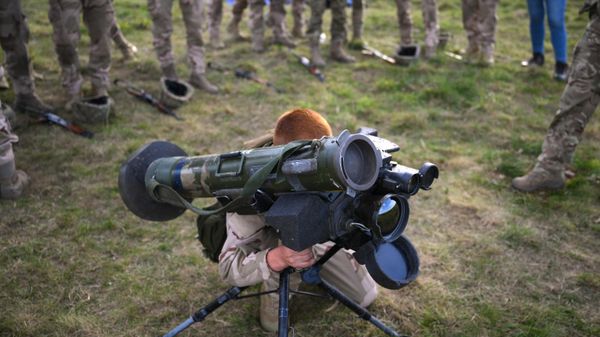 An Ukrainian recruit holds a Javelin anti-tank weapon during a five-week combat training course with the UK armed forces near Durrington in southern England on October 11, 2022.  - Sputnik International