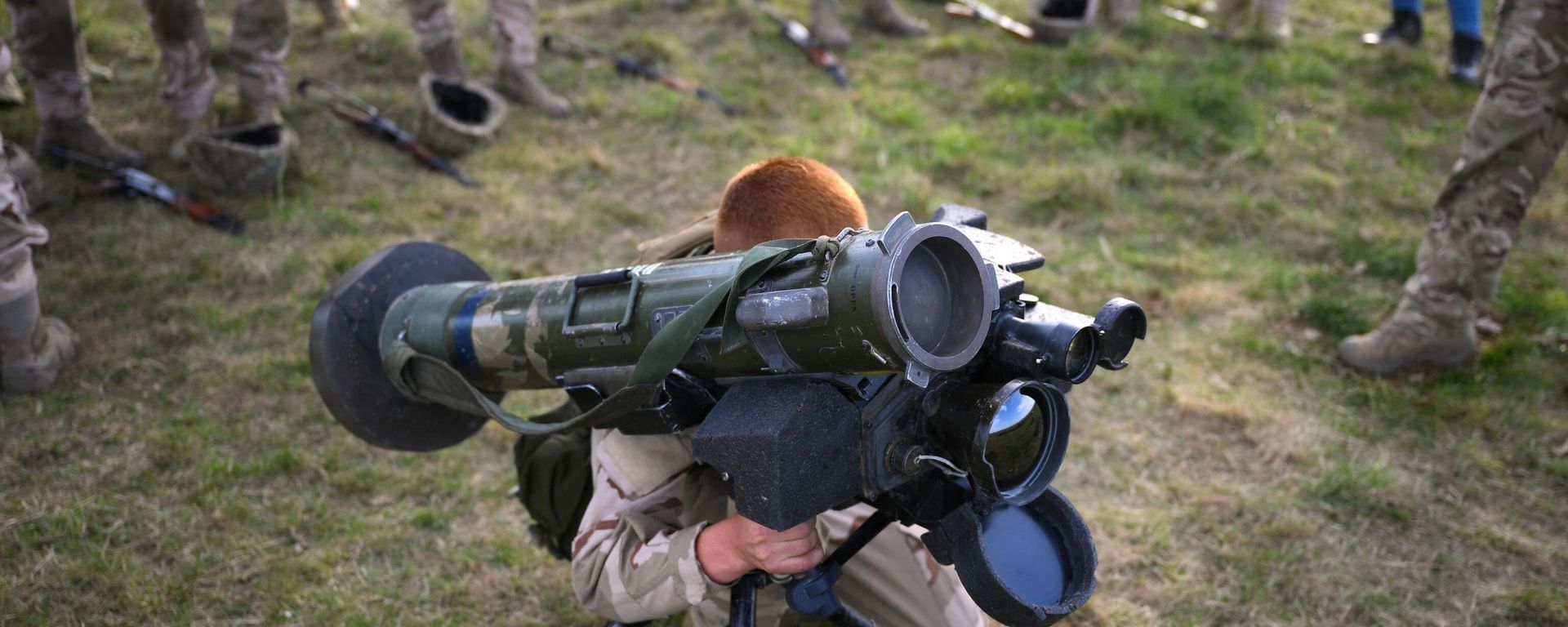 An Ukrainian recruit holds a Javelin anti-tank weapon during a five-week combat training course with the UK armed forces near Durrington in southern England on October 11, 2022. An Ukrainian recruit holds a Javelin anti-tank weapon during a five-week combat training course with the UK armed forces near Durrington in southern England on October 11, 2022. - Sputnik International, 1920, 14.12.2022
