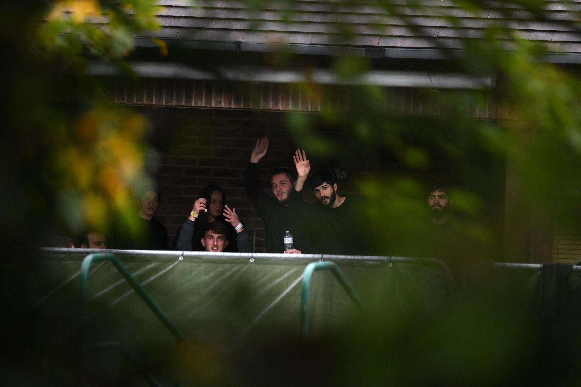 Detainees inside the Manston short-term holding centre for migrants, wave to members of the media outside, near Ramsgate, south east England on November 3, 2022. Detainees inside the Manston short-term holding centre for migrants, wave to members of the media outside, near Ramsgate, south east England on November 3, 2022. - Sputnik International, 1920, 28.11.2022