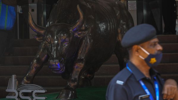 A security guards stand near a bronze statue of a bull outside the Bombay Stock Exchange (BSE) in Mumbai, India, Thursday, Feb. 24, 2022. - Sputnik International
