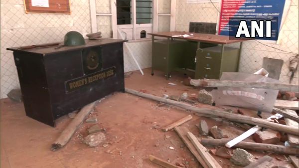 Vizhinjam Police Station in Thiruvananthapuram was allegedly attacked by protesters opposing the Adani port project - Sputnik International