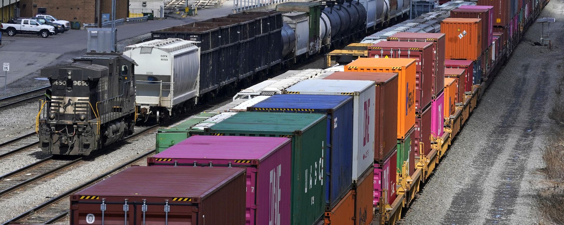 This April 2, 2021, file photo shows freight train cars and containers at Norfolk Southern Railroad's Conway Yard in Conway, Pa. This April 2, 2021, file photo shows freight train cars and containers at Norfolk Southern Railroad's Conway Yard in Conway, Pa. - Sputnik International, 1920, 28.11.2022