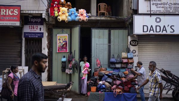 Street hawkers open up their business for the day at a market place in Colombo, Sri Lanka, Monday, Nov. 14, 2022. - Sputnik International