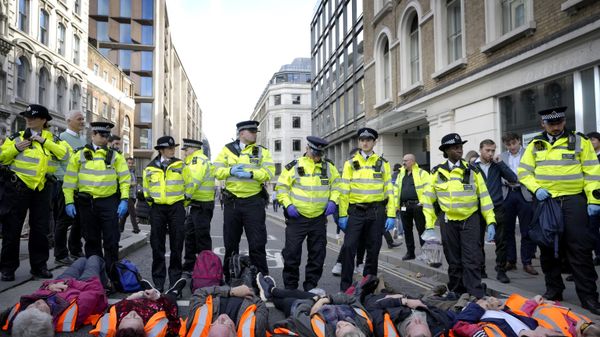 Handcuffed activists from the group Just Stop Oil lie on the road as they are arrested after they blocked a road in London - Sputnik International