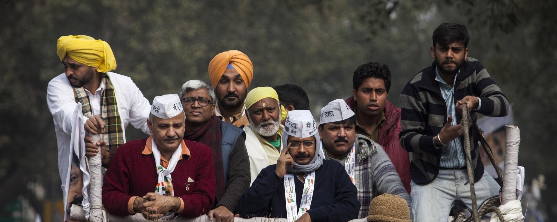 Aam Aadmi Party (AAP) or Common Man's Party chief Arvind Kerjiwal, center, with a muffler, sits on a truck during a road show ahead of filing his nomination papers for the Delhi state elections in New Delhi, India, Tuesday, Jan. 20, 2015. Aam Aadmi Party (AAP) or Common Man's Party chief Arvind Kerjiwal, center, with a muffler, sits on a truck during a road show ahead of filing his nomination papers for the Delhi state elections in New Delhi, India, Tuesday, Jan. 20, 2015. - Sputnik International, 1920, 28.11.2022