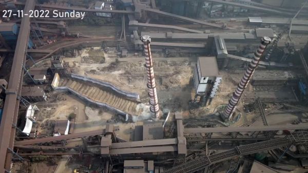 A 110-metre-tall chimney demolition at the Tata Steel Jamshedpur Works  - Sputnik International