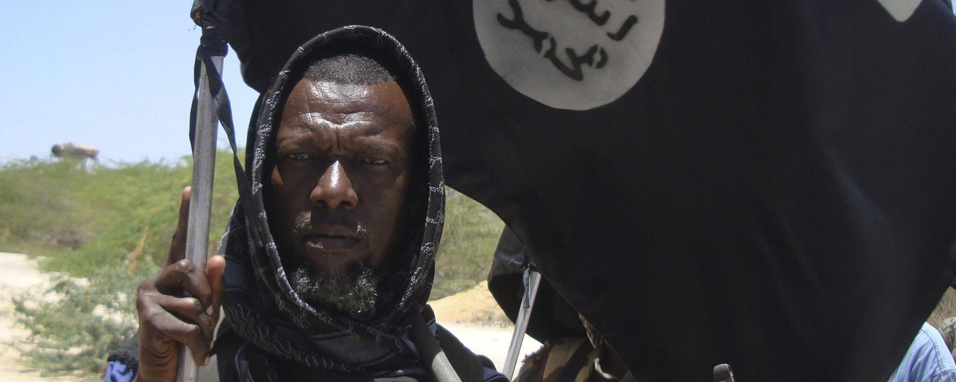 An elderly man from a Somali tribal clan carries an AK-47 and the Islamist black flag with the words There is no God but Allah and Mohamed Is the Prophet of Allah as he vows to fight the Somali government forces and African Union peacekeeping troops in Mogadishu's Maslah Square neighborhood Saturday March 5, 2011. An elderly man from a Somali tribal clan carries an AK-47 and the Islamist black flag with the words There is no God but Allah and Mohamed Is the Prophet of Allah as he vows to fight the Somali government forces and African Union peacekeeping troops in Mogadishu's Maslah Square neighborhood Saturday March 5, 2011. - Sputnik International, 1920, 28.11.2022