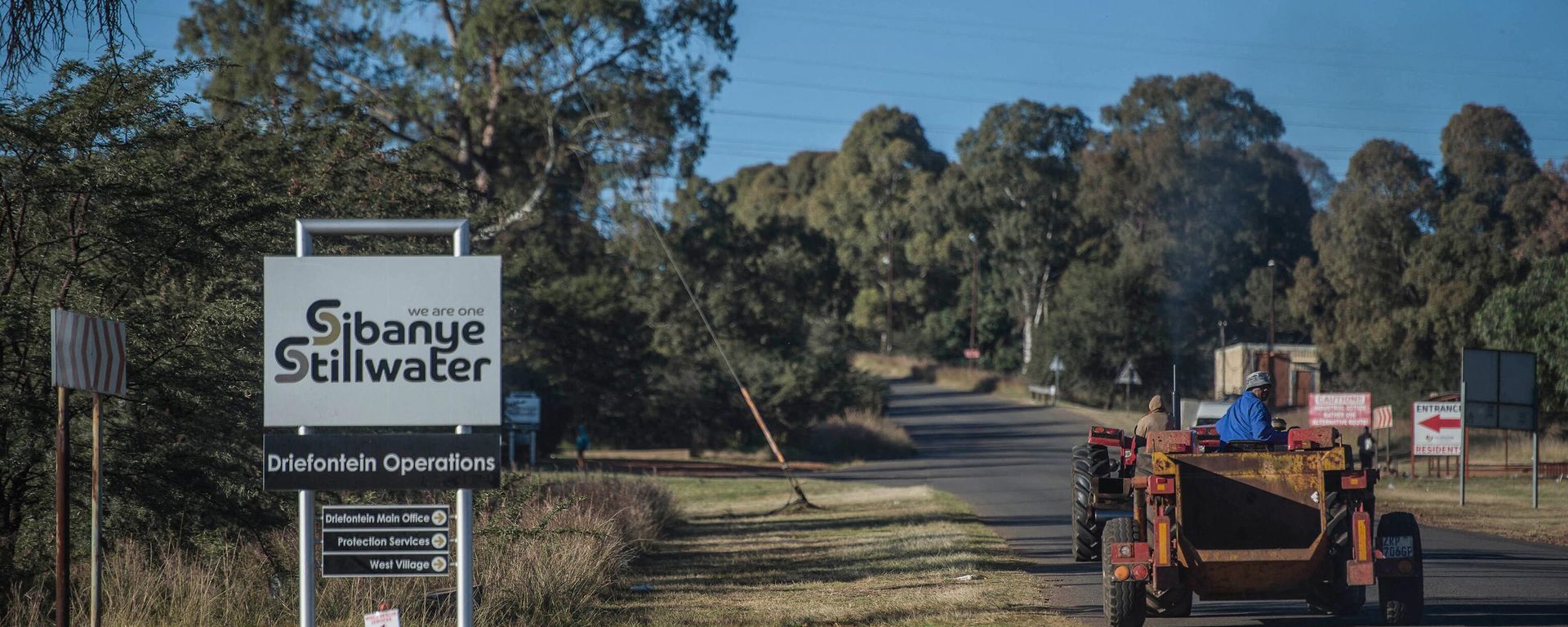 Workers drive past a sign of the Sibanye-Stillwater Driefontein gold mine near Carletonville, near Johannesburg, on May 5, 2018 Workers drive past a sign of the Sibanye-Stillwater Driefontein gold mine near Carletonville, near Johannesburg, on May 5, 2018 - Sputnik International, 1920, 28.11.2022