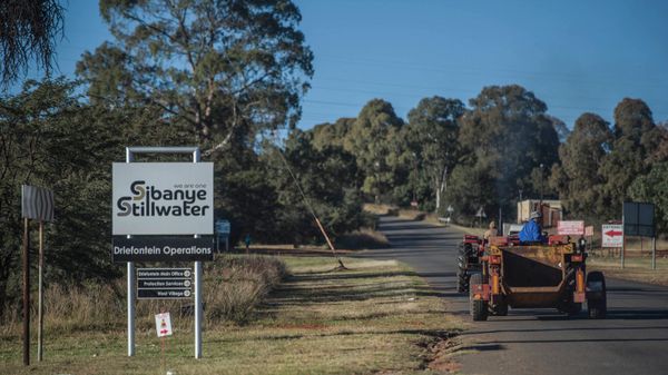 Workers drive past a sign of the Sibanye-Stillwater Driefontein gold mine near Carletonville, near Johannesburg, on May 5, 2018 - Sputnik International