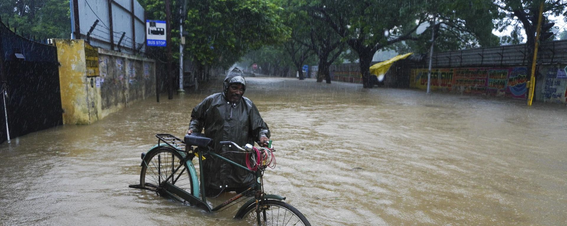 A man pushes his cycle past a flooded street in Chennai, in the southern Indian state of Tamil Nadu, Thursday, Nov. 11, 2021. A man pushes his cycle past a flooded street in Chennai, in the southern Indian state of Tamil Nadu, Thursday, Nov. 11, 2021. - Sputnik International, 1920, 29.11.2022