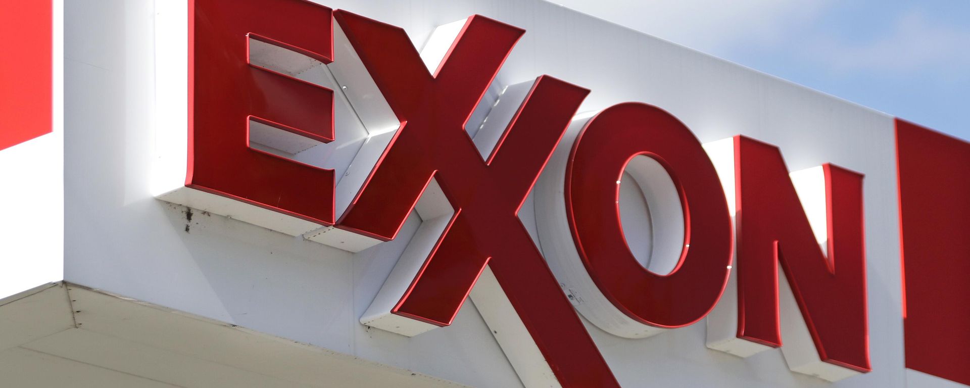 This April 25, 2017, file photo, shows an Exxon service station sign in Nashville, Tenn. Exxon Mobil Corp. on Tuesday, Feb. 1, 2022 reported fourth-quarter earnings of $8.87 billion. This April 25, 2017, file photo, shows an Exxon service station sign in Nashville, Tenn. Exxon Mobil Corp. on Tuesday, Feb. 1, 2022 reported fourth-quarter earnings of $8.87 billion. - Sputnik International, 1920, 23.01.2024