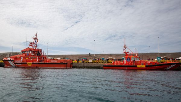 Migrants from a group of 1300 rescued from different boats remain in the port of Arguineguin while being cared for by the Spanish Red Cross and the National Police on the Spanish Canary island of Gran Canaria on October 25, 2020. - Sputnik International
