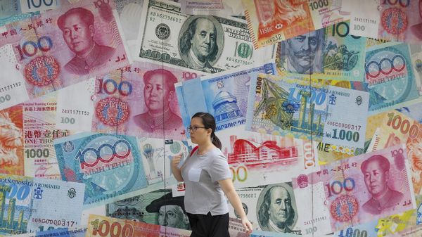  A woman walks by a money exchange shop decorated with different countries currency banknotes at Central, a business district in Hong Kong, Aug. 6, 2019. - Sputnik International