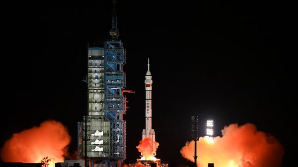 A Long March-2F carrier rocket, carrying the Shenzhou-15 spacecraft with three astronauts to China's Tiangong space station, lifts off from the Jiuquan Satellite Launch Center in Northwest China’s Gansu Province late on November 29, 2022. - Sputnik International