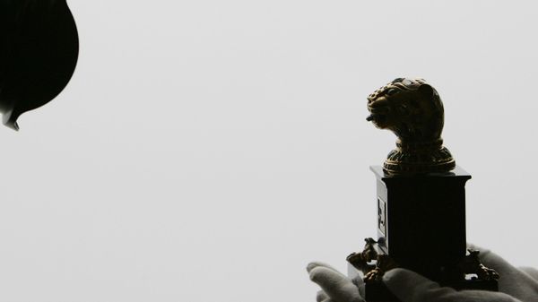 A press photographer, left, takes pictures as an auction house worker, right, holds a recently discovered gem-encrusted gold finial from the octagonal golden throne of Tipu Sultan, a ruler of pre-colonial-India, which was sold at auction April 2 and fetchd some £800,000 ($1,153,700), in London, Monday March 23, 2009. - Sputnik International