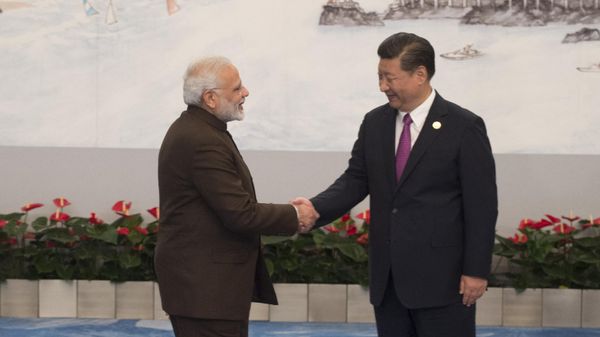 Chinese President Xi Jinping (R) welcomes Indian Prime Minister Narendra Modi for a banquet dinner during the BRICS Summit in Xiamen, Fujian province on September 4, 2017. - Sputnik International