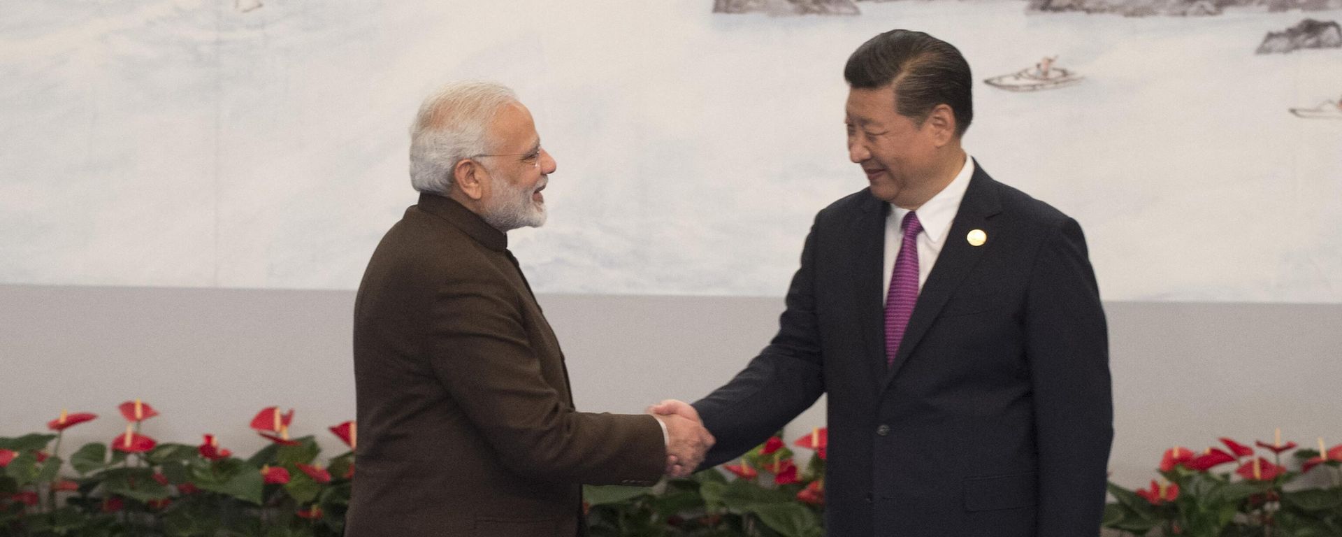 Chinese President Xi Jinping (R) welcomes Indian Prime Minister Narendra Modi for a banquet dinner during the BRICS Summit in Xiamen, Fujian province on September 4, 2017. - Sputnik International, 1920, 30.11.2022
