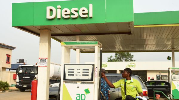 An attendant sells diesel to a motorist at a filling station at Warewa, along Lagos Ibadan expressway, Ogun State, southwest Nigeria, on March 14, 2022. - Sputnik International
