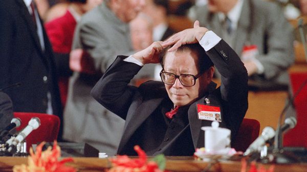 In this file photo taken on October 12, 1992, Chinese Communist Party General Secretary Jiang Zemin combs his hair just prior to his address to the 14th CCP Congress in Beijing. - Sputnik International