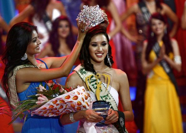 21-year-old Jessica Nicole Trisko (R) of Canada crowned as the new 2007 Miss Earth by Miss Earth 2006 Hil Hernandez (L) from Chile during the Miss Earth pageant final being held at the University of the Philippines Theater in suburban Manila, late 11 November 2007. - Sputnik International