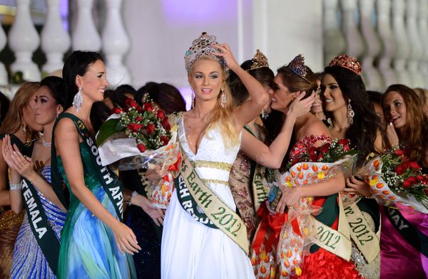 2012 Miss Earth winner Tereza Fajksova of the Czech Republic (C) reacts after she won the 2012 Miss Earth competition in Manila on November 24, 2012. She beat 79 other international delegates in a competition that took sustainable energy as its central theme, following the United Nations General Assembly's declaration of 2012 as the International Year of Sustainable Energy for All. - Sputnik International
