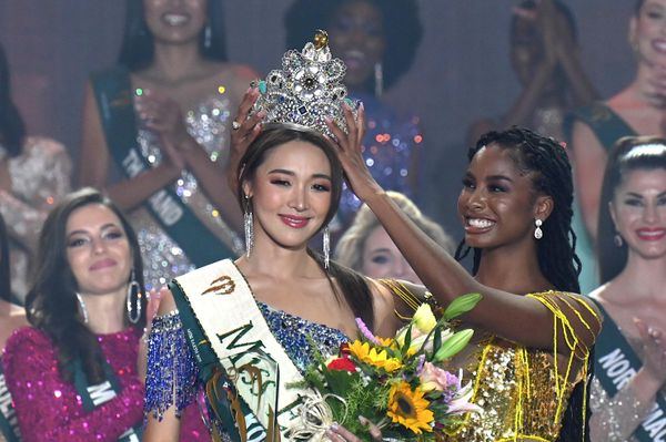 Miss Earth 2021 Destiny Wagner passes the crown to Miss Korea Mina Sue Choi (L) during the 22nd edition of the Miss Earth beauty pageant in Manila on November 29, 2022. Choi represented South Korea and having bagged a handful of medals during pre-pageant activities, such as for the resort wear, long gown, beach wear, and swimsuit competitions, was ultimately crowned the winner, making her the first Korean to win Miss Earth. - Sputnik International