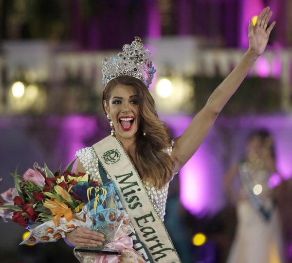 Miss Venezuela Alyz Henrich, waves to the crowd shortly after being crowned Miss Earth 2013 in a ceremony on Saturday December 7, 2013, at a housing resort in the suburban Alabang, east of Manila, Philippines. Alyz Henrich was crowned as the new Miss Earth and the second time in history to win this title by a Venezuelan beauty. Her participation has been one of the most successful in the Miss Earth Venezuela, as Henrich was the recipient of numerous awards prior to the final night both from sponsors and the organization of the pageant, having become the first Miss Earth winner to grab the "Best Evening Gown" award as well. - Sputnik International