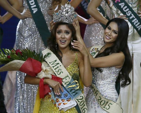 Katherine Espin (L) of Ecuador reacts shortly after being crowned Miss Earth 2016 by last year's winner Angelia Ong of the Philippines at the grand coronation night Saturday, October 29, 2016, at the SM Mall of Asia Arena in suburban Pasay city southeast of Manila, Philippines. Espin represented Ecuador in Miss Earth 2016 and competed with 82 other delegates from around the world, having claimed the gold medal at the press presentation as part of the "Darling of the Press" award. Further on she garnered more medals: gold medals for the resort's wear and long gown competitions; silver medals for the swimsuit competition; bronze medal for the national costume competition, whilst finally taking the crown of Miss Earth 2016. - Sputnik International