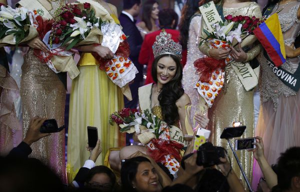 New Miss Earth 2017 Karen Ibasco of the Philippines poses for a selfie with the crowd following coronation at the Mall of Asia Arena in suburban Pasay city south of Manila, Philippines, Saturday, November 4, 2017. The other winners are Colombia's Juliana Franco, Miss Earth Water 2017 (1st Runner up), Russia's Lada Akimova as Miss Earth Fire 2017 (2nd Runner-up) and Australia's Nina Robertson as Miss Earth Air 2017 (3rd Runner-up). Eighty-five beauty contestants took part in the beauty pageant which has a unique advocacy of saving Mother Earth. - Sputnik International