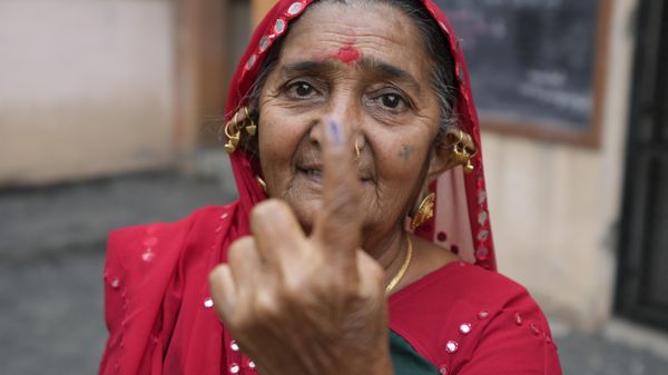 A woman shows her inked finger after casting her vote during the first phase of Gujarat state legislature elections in Limbdi, India, Thursday, Dec. 1, 2022. - Sputnik International