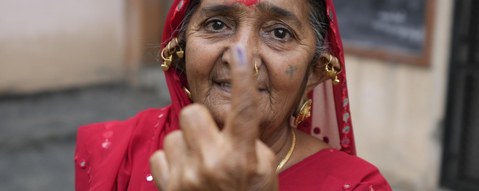 A woman shows her inked finger after casting her vote during the first phase of Gujarat state legislature elections in Limbdi, India, Thursday, Dec. 1, 2022. A woman shows her inked finger after casting her vote during the first phase of Gujarat state legislature elections in Limbdi, India, Thursday, Dec. 1, 2022. - Sputnik International, 1920, 01.12.2022