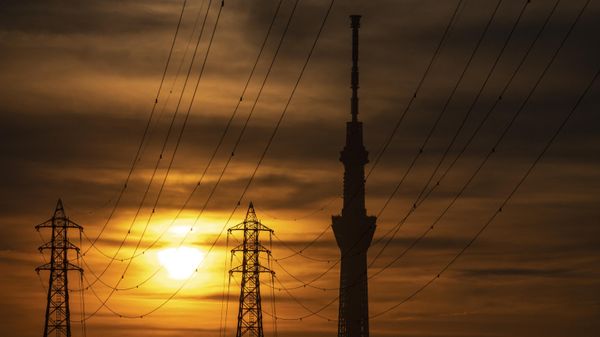 The Tokyo Skytree is seen next to electric towers at sunset in Tokyo on June 29, 2022. (Photo by Philip FONG / AFP) - Sputnik International