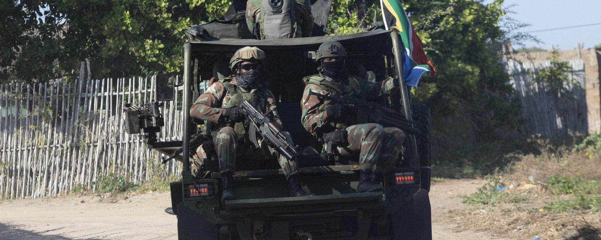 A military convoy of South Africa National Defence Forces (SANDF) rides along a dirt road in the Maringanha district in Pemba on August 5, 2021. A military convoy of South Africa National Defence Forces (SANDF) rides along a dirt road in the Maringanha district in Pemba on August 5, 2021. - Sputnik International, 1920, 01.12.2022