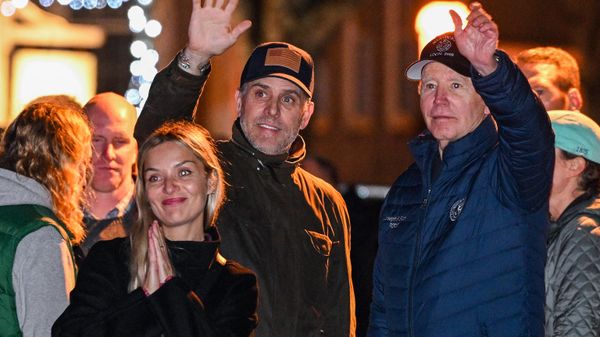 US President Joe Biden waves with his son Hunter Biden and his wife Melissa Cohen during a Christmas tree lighting ceremony  - Sputnik International