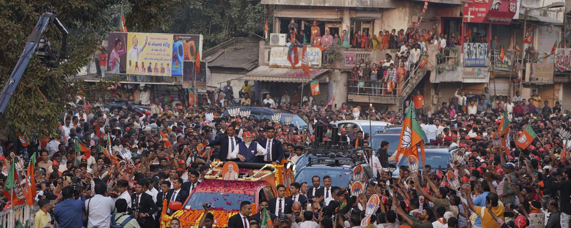 Indian Prime Minister Narendra Modi, waves from a truck as he campaigns for the Gujarat state elections in Ahmedabad, India, Thursday, Dec.1, 2022. - Sputnik International, 1920, 02.12.2022