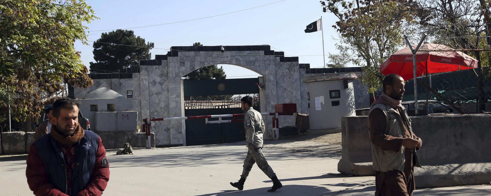Security guards walk in front of the Pakistan Embassy in Kabul, Afghanistan, Monday, Nov. 4, 2019. Security guards walk in front of the Pakistan Embassy in Kabul, Afghanistan, Monday, Nov. 4, 2019. - Sputnik International, 1920, 02.12.2022