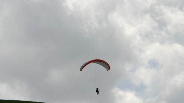 A paraglider takes off from a meadow near the village of Fischen im Allgaeu in changeable but warm weather, 13. August 2007. - Sputnik International