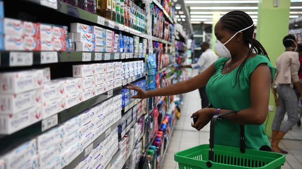 A customer wears a mask as a protective measure against COVID-19 Coronavirus on March 31, 2020 while shopping at a supermarket in Gaborone. - Sputnik International