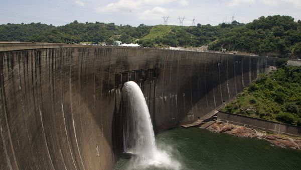 Flood gates on the Kariba Dam between Zimbabwe and Zambia open ceremonially on February 20, 2015, after the two neighbors signed deals worth $294 million with international investors.  - Sputnik International