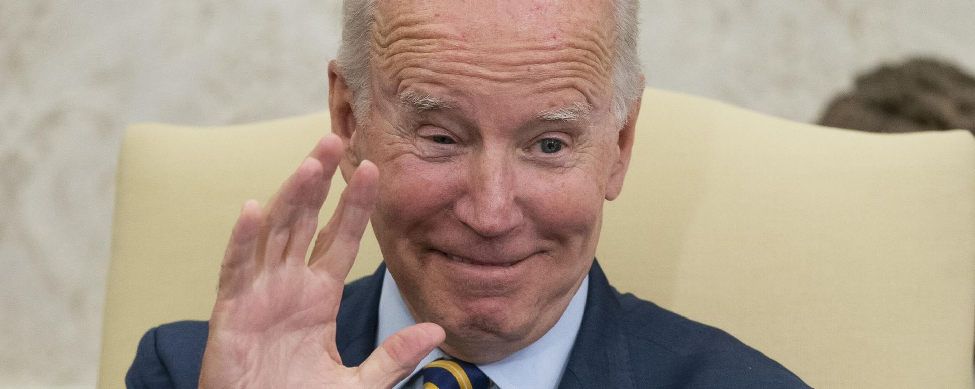 President Joe Biden waves during a meeting with South African President Cyril Ramaphosa in the Oval Office of the White House, Friday, Sept. 16, 2022, in Washington. President Joe Biden waves during a meeting with South African President Cyril Ramaphosa in the Oval Office of the White House, Friday, Sept. 16, 2022, in Washington. - Sputnik International, 1920, 25.12.2022
