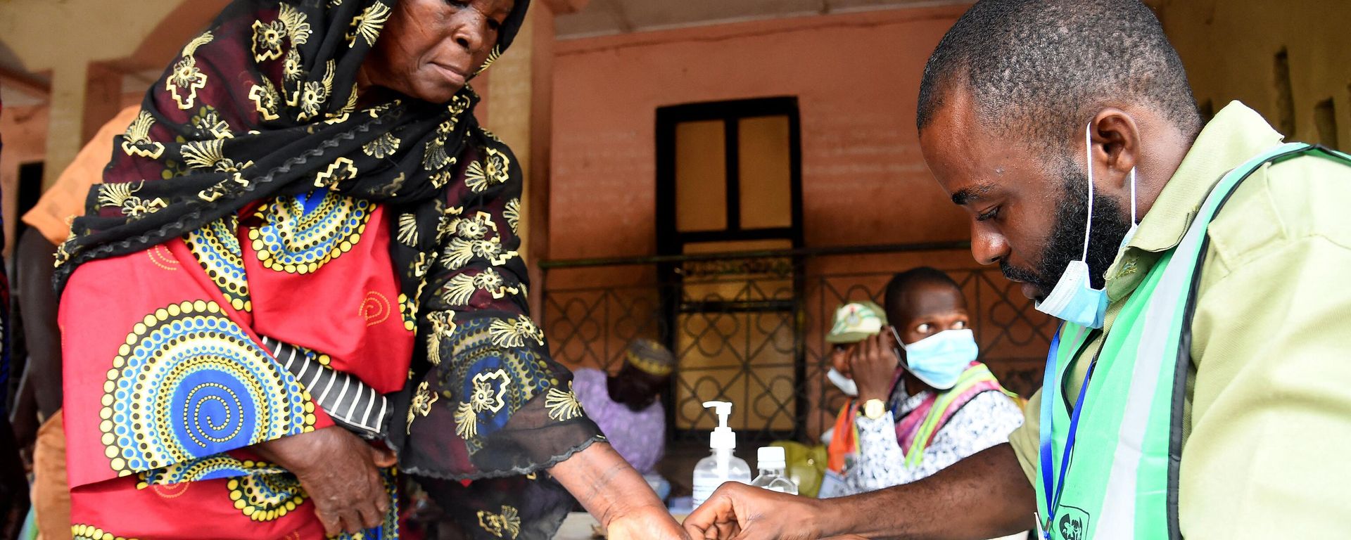 An official of the Independent National Electoral Commission (R) registers a voter at a polling station during the gubernatorial election at Ede in Osun State, southwest Nigeria, on July 16, 2022.  - Sputnik International, 1920, 03.12.2022