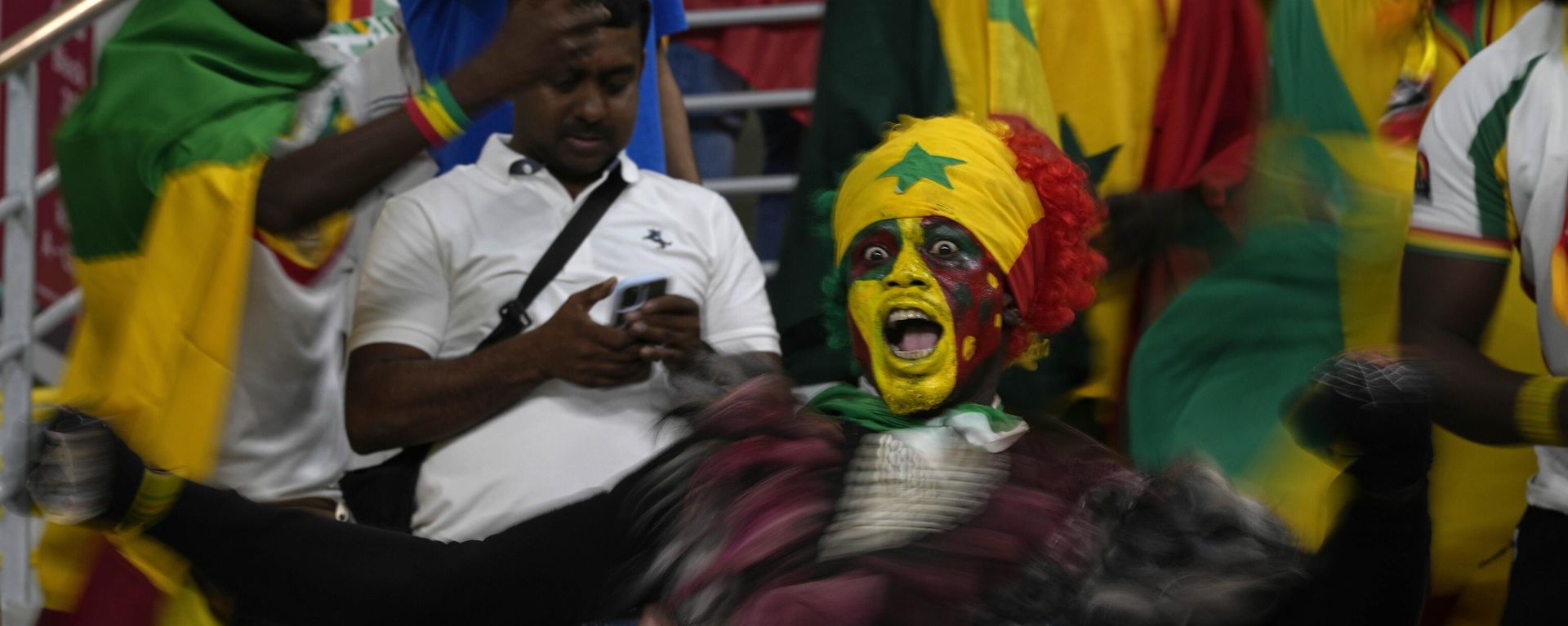 Fan cheer before the World Cup group A soccer match between Ecuador and Senegal, at the Khalifa International Stadium in Doha, Qatar, Tuesday, Nov. 29, 2022. Fan cheer before the World Cup group A soccer match between Ecuador and Senegal, at the Khalifa International Stadium in Doha, Qatar, Tuesday, Nov. 29, 2022. - Sputnik International, 1920, 03.12.2022