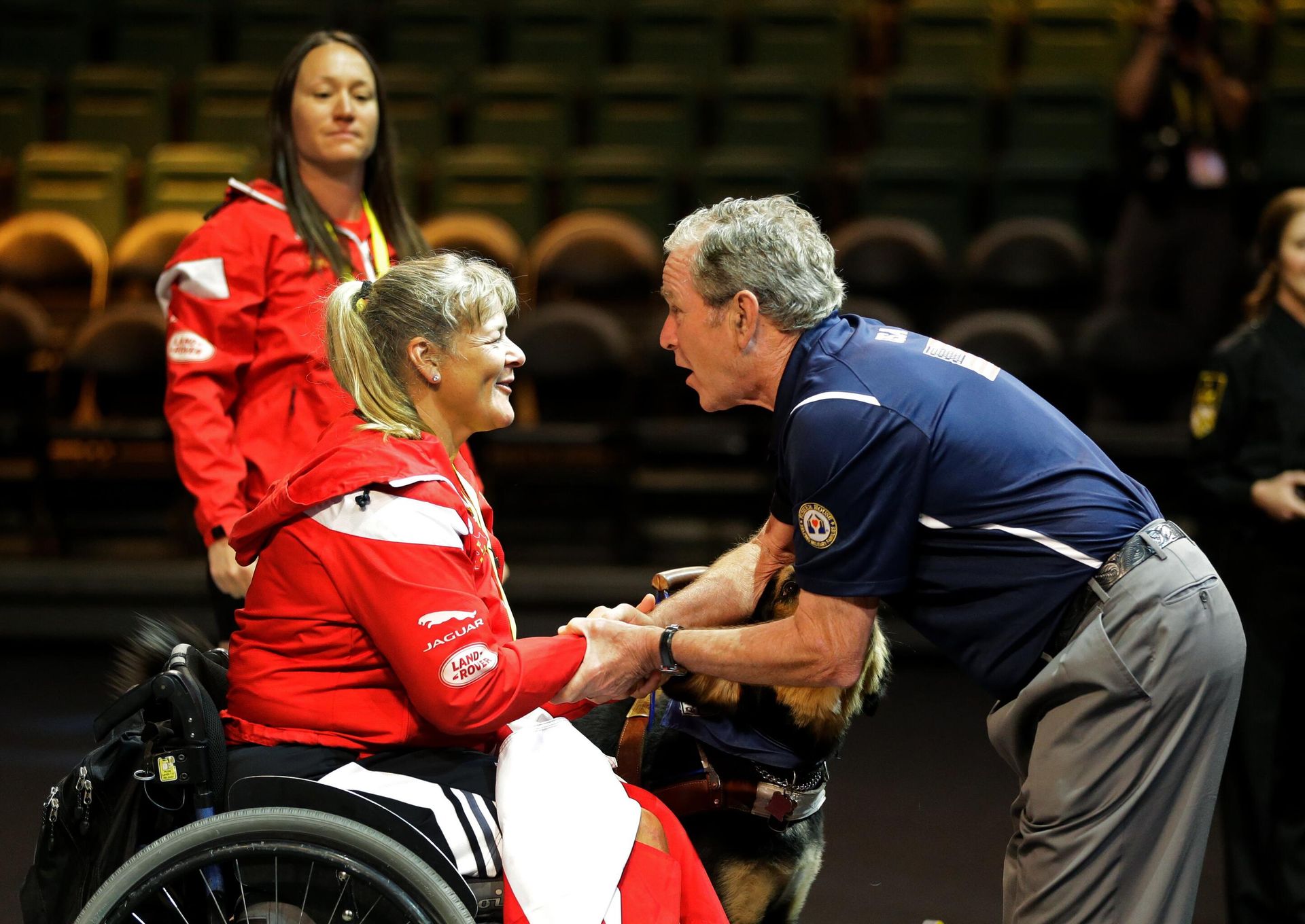 Former President George W. Bush presents a gold medal in women's powerlifting to Canada's Christine Gauthier at the Invictus Games on May 9, 2016. Former President George W. Bush presents a gold medal in women's powerlifting to Canada's Christine Gauthier at the Invictus Games on May 9, 2016. - Sputnik International, 1920, 03.12.2022